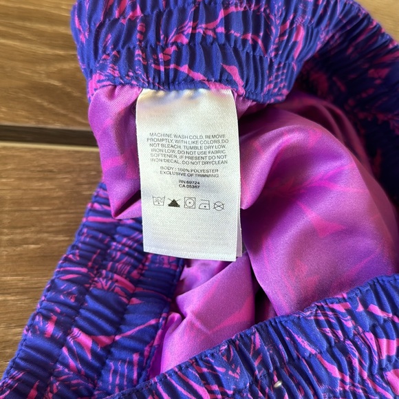 Columbia PFG Women’s Shorts - Size Medium - Purple Floral Shorts w/ Back Pocket - Picture 7 of 9